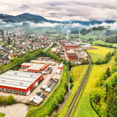 Luftaufnahme des DOLL Werks in Oppenau, in einem vernebelten Tal im Schwarzwald